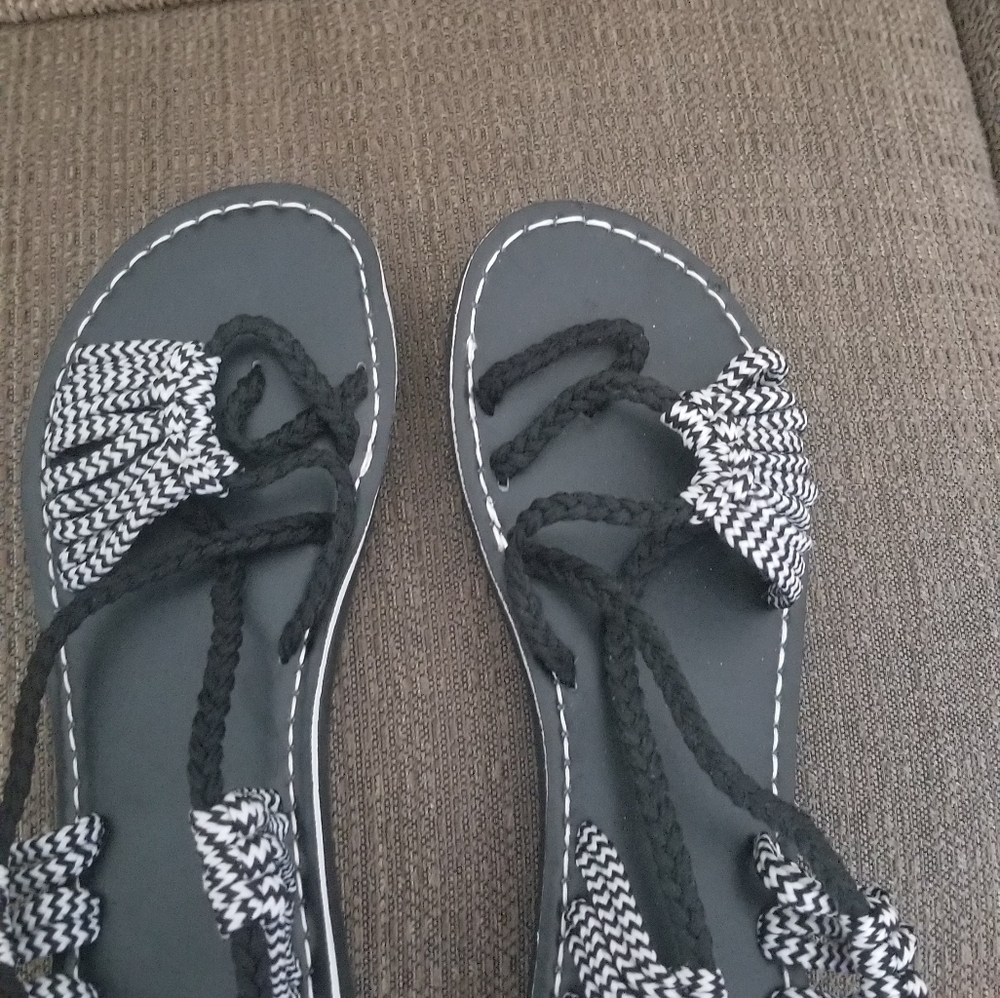 Cute womans size small 10 sandal